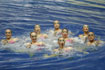 Om het kunstzwemmen wat spectaculairder te maken, wordt er nu gexperimenteerd met piranha's in het bad
